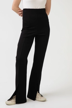 Una modella di abbigliamento all'ingrosso indossa 45812 - STEEL TROUSERS WITH SPLIT, vendita all'ingrosso turca di Pantaloni di Touche Prive