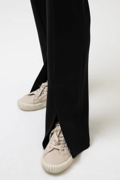 Una modella di abbigliamento all'ingrosso indossa 45812 - STEEL TROUSERS WITH SPLIT, vendita all'ingrosso turca di Pantaloni di Touche Prive