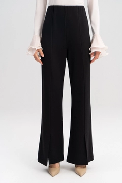 Bir model, Touche Prive toptan giyim markasının 45812 - STEEL TROUSERS WITH SPLIT toptan Pantolon ürününü sergiliyor.