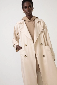 Een kledingmodel uit de groothandel draagt 45951 - Double Breasted RELAX THIN TRENCH COAT, Turkse groothandel Trenchcoat van Touche Prive