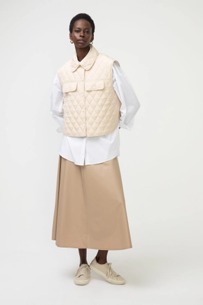 A model wears 46492 - QUILTED BOLERO VEST, wholesale Vest of Touche Prive to display at Lonca