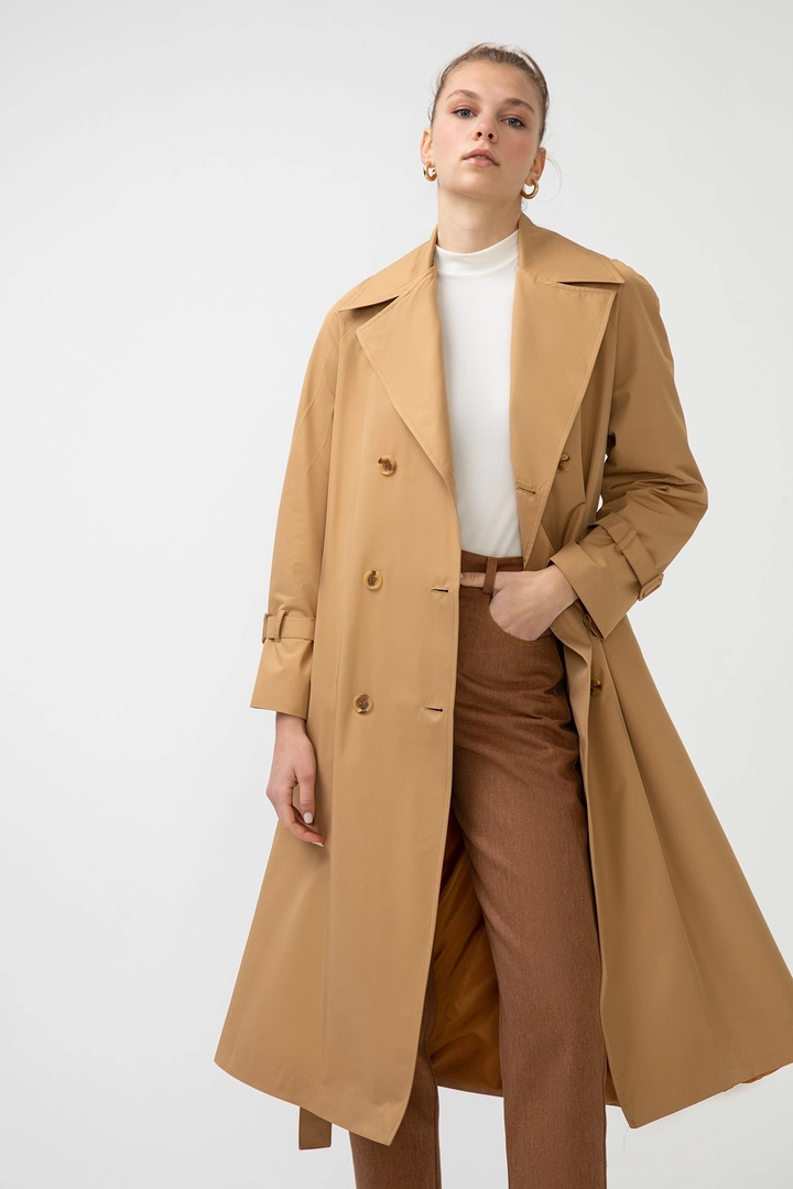 Hurtowa modelka nosi 46681 - Double Breasted Trench Coat, turecka hurtownia Trencz firmy Touche Prive