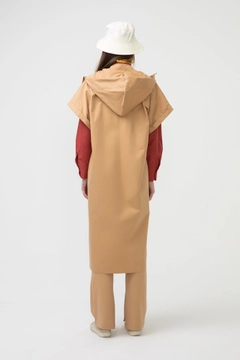 Una modella di abbigliamento all'ingrosso indossa 46693 - HOODED TRENCH VEST, vendita all'ingrosso turca di Veste di Touche Prive