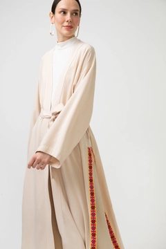Bir model, Touche Prive toptan giyim markasının 46621 - VISCOSE KIMONO WITH ETHNIC ACCESSORIES toptan Kimono ürününü sergiliyor.