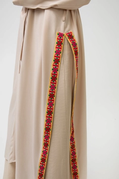 Een kledingmodel uit de groothandel draagt 46621 - VISCOSE KIMONO WITH ETHNIC ACCESSORIES, Turkse groothandel Kimono van Touche Prive