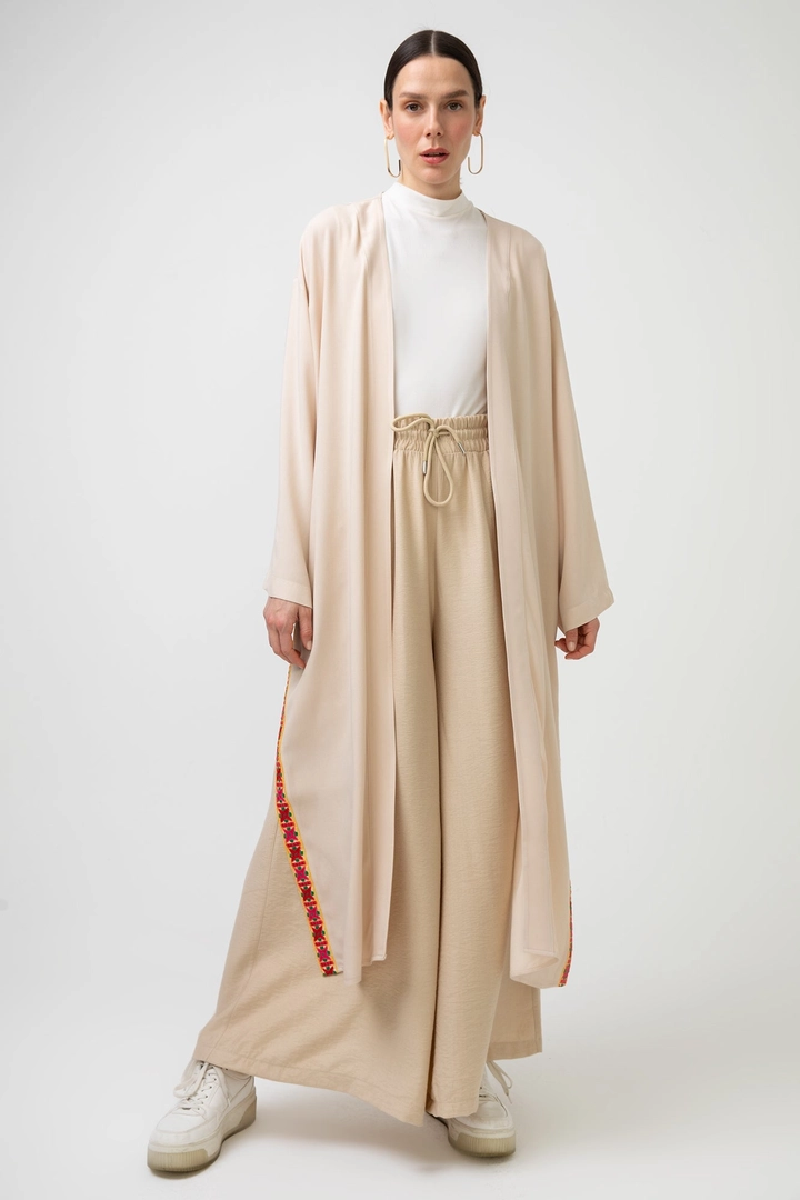 Una modella di abbigliamento all'ingrosso indossa 46621 - VISCOSE KIMONO WITH ETHNIC ACCESSORIES, vendita all'ingrosso turca di Kimono di Touche Prive