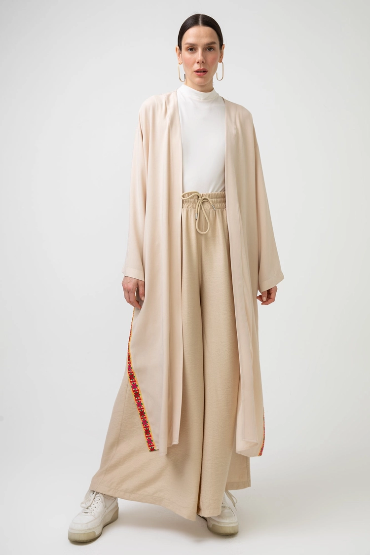 A model wears 46621 - VISCOSE KIMONO WITH ETHNIC ACCESSORIES, wholesale Kimono of Touche Prive to display at Lonca