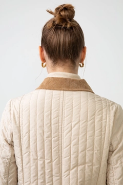 Una modella di abbigliamento all'ingrosso indossa 46710 - VELVET COLLAR THIN QUILTED JACKET, vendita all'ingrosso turca di Giacca di Touche Prive