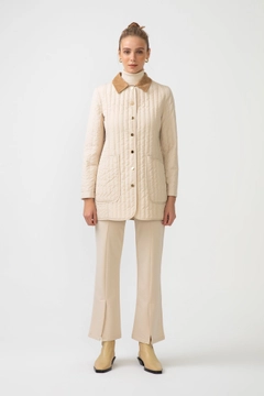 Una modella di abbigliamento all'ingrosso indossa 46710 - VELVET COLLAR THIN QUILTED JACKET, vendita all'ingrosso turca di Giacca di Touche Prive