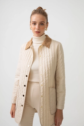 A model wears 46710 - VELVET COLLAR THIN QUILTED JACKET, wholesale Jacket of Touche Prive to display at Lonca