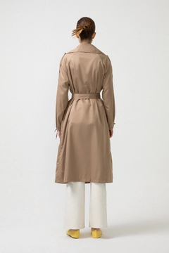 Una modelo de ropa al por mayor lleva 46715 - RELAX FIT TRENCH COAT, Gabardina turco al por mayor de Touche Prive