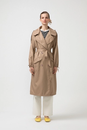 A model wears 46715 - RELAX FIT TRENCH COAT, wholesale Trenchcoat of Touche Prive to display at Lonca