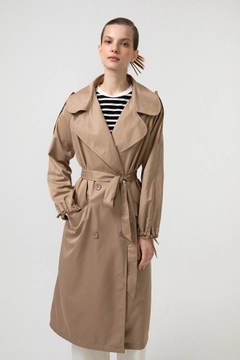 A wholesale clothing model wears 46715 - RELAX FIT TRENCH COAT, Turkish wholesale Trenchcoat of Touche Prive