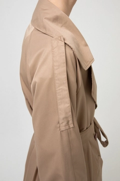 Bir model, Touche Prive toptan giyim markasının 46715 - RELAX FIT TRENCH COAT toptan Trençkot ürününü sergiliyor.