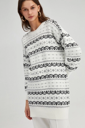 A model wears 47719 - PATTERNED KNITWEAR TUNIC, wholesale Tunic of Touche Prive to display at Lonca