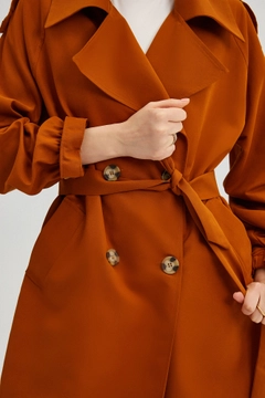Una modella di abbigliamento all'ingrosso indossa 47722 - Double Breasted Trench Coat, vendita all'ingrosso turca di Impermeabile di Touche Prive