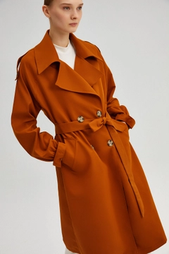 Bir model, Touche Prive toptan giyim markasının 47722 - Double Breasted Trench Coat toptan Trençkot ürününü sergiliyor.