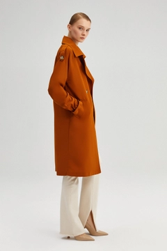 Bir model, Touche Prive toptan giyim markasının 47723 - Double Breasted Trench Coat toptan Trençkot ürününü sergiliyor.