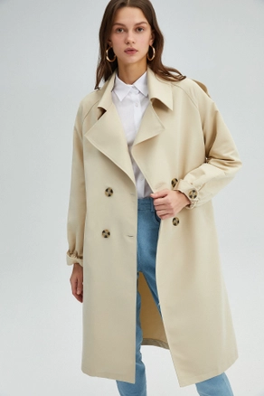 A model wears 47725 - Double Breasted Trench Coat, wholesale Trenchcoat of Touche Prive to display at Lonca