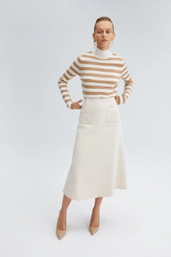 Bir model, Touche Prive toptan giyim markasının 31311 - Pocket Detailed Denim Skirt toptan Ceket ürününü sergiliyor.