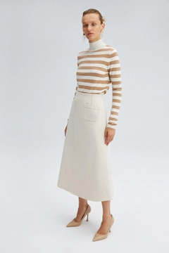 Bir model, Touche Prive toptan giyim markasının 31311 - Pocket Detailed Denim Skirt toptan Ceket ürününü sergiliyor.