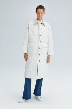 Ein Bekleidungsmodell aus dem Großhandel trägt 31317 - Corduary Color Quilted, türkischer Großhandel Jacke von Touche Prive