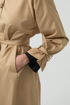 Bir model, Touche Prive toptan giyim markasının 31457 - Relax Trenchcoat toptan Trençkot ürününü sergiliyor.