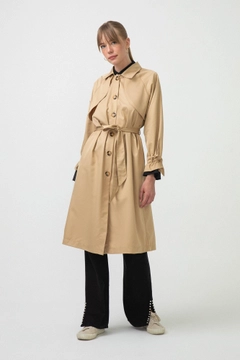 Een kledingmodel uit de groothandel draagt 31457 - Relax Trenchcoat, Turkse groothandel Trenchcoat van Touche Prive