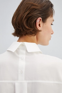 Una modella di abbigliamento all'ingrosso indossa 32654 - Button Detailed Poplin Shirt, vendita all'ingrosso turca di Camicia di Touche Prive