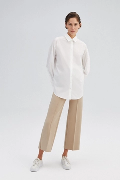 Ein Bekleidungsmodell aus dem Großhandel trägt 32654 - Button Detailed Poplin Shirt, türkischer Großhandel Hemd von Touche Prive