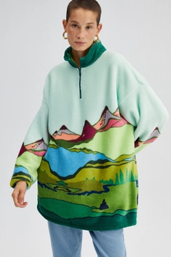 Een kledingmodel uit de groothandel draagt 32896 - Patterned Plush Sweatshirt, Turkse groothandel Sweatshirt van Touche Prive