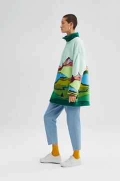 Una modella di abbigliamento all'ingrosso indossa 32896 - Patterned Plush Sweatshirt, vendita all'ingrosso turca di Felpa di Touche Prive