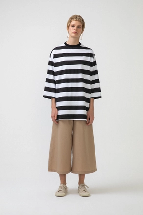 A model wears 33419 - STRIPE OVERSIZE T-SHIRT , wholesale undefined of Touche Prive to display at Lonca