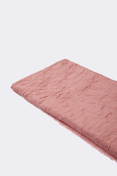 Bir model, Touche Prive toptan giyim markasının 33897 - Bamboo Shawl - Pink toptan Şal ürününü sergiliyor.