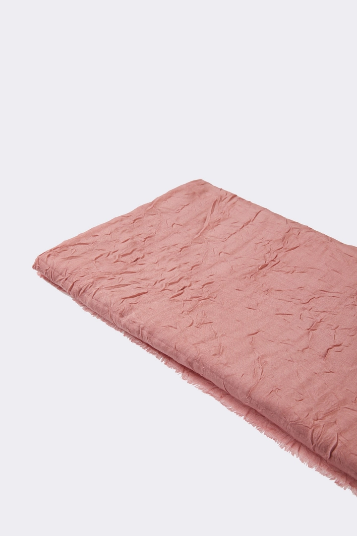 Una modella di abbigliamento all'ingrosso indossa 33897 - Bamboo Shawl - Pink, vendita all'ingrosso turca di Scialle di Touche Prive