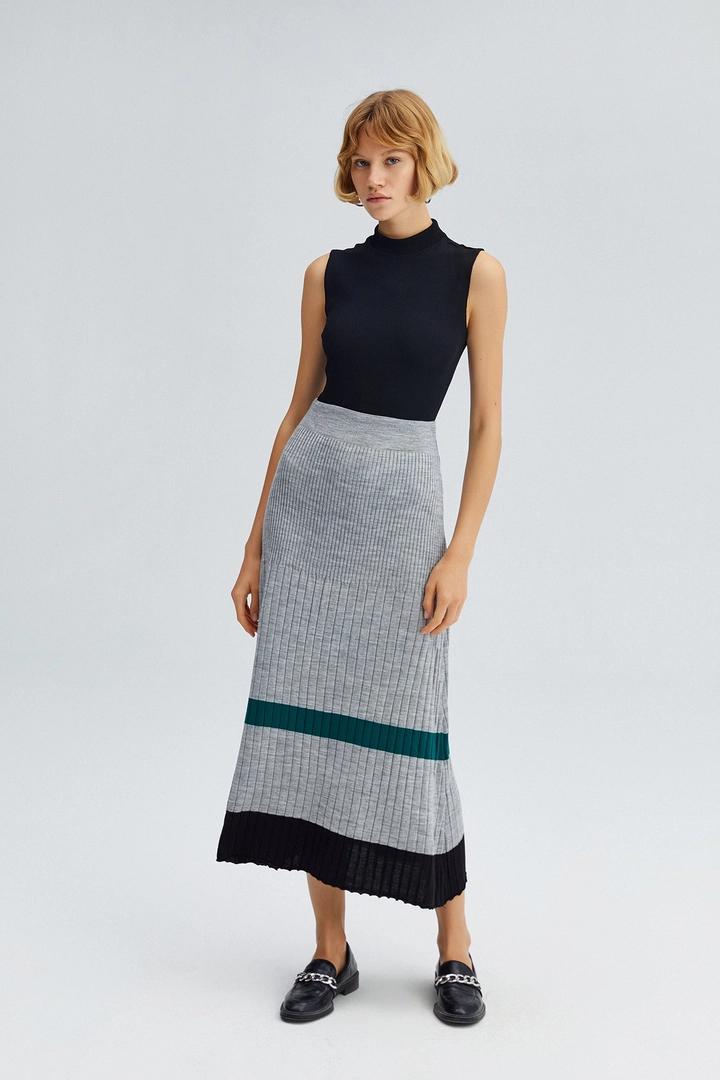 Bir model, Touche Prive toptan giyim markasının 33944 - Striped Knitting Skirt toptan Etek ürününü sergiliyor.