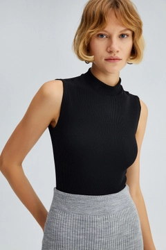 Bir model, Touche Prive toptan giyim markasının 33944 - Striped Knitting Skirt toptan Etek ürününü sergiliyor.