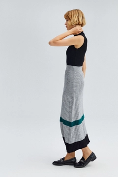 Модел на дрехи на едро носи 33944 - Striped Knitting Skirt, турски едро Пола на Touche Prive