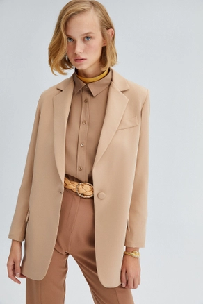 A model wears 33960 - Blazer Jacket With Button, wholesale Jacket of Touche Prive to display at Lonca