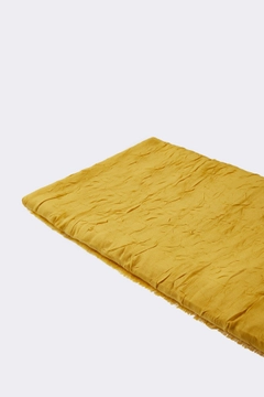 Una modella di abbigliamento all'ingrosso indossa 33900 - Bamboo Shawl - Mustard, vendita all'ingrosso turca di Scialle di Touche Prive