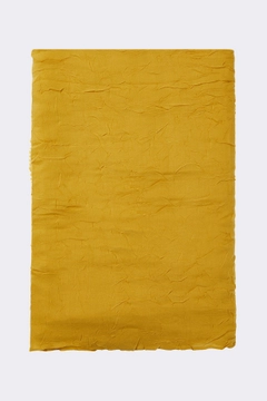 Una modella di abbigliamento all'ingrosso indossa 33900 - Bamboo Shawl - Mustard, vendita all'ingrosso turca di Scialle di Touche Prive