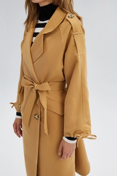 Bir model, Touche Prive toptan giyim markasının 33915 - Double Breasted Trenchcoat With Armlaced toptan Trençkot ürününü sergiliyor.