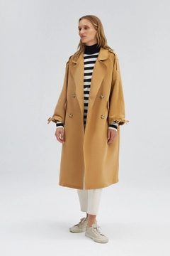 Ein Bekleidungsmodell aus dem Großhandel trägt 33915 - Double Breasted Trenchcoat With Armlaced, türkischer Großhandel Trenchcoat von Touche Prive