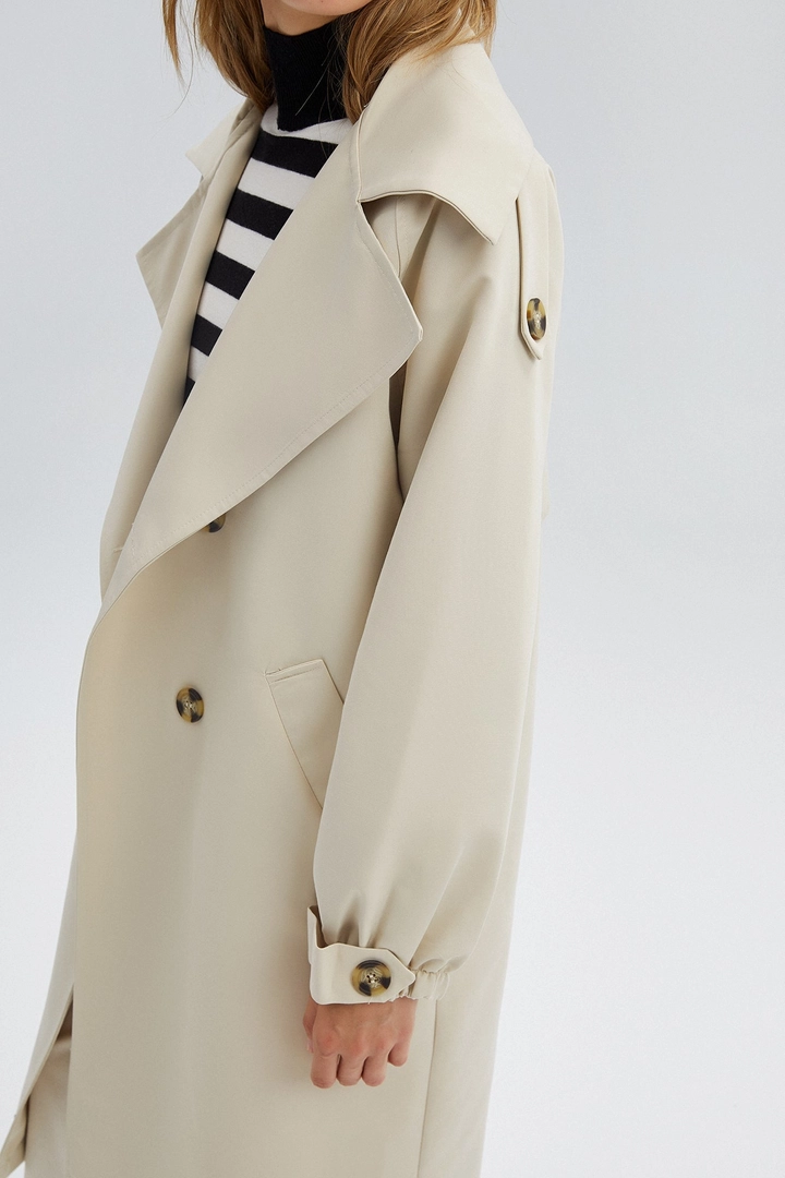 Ένα μοντέλο χονδρικής πώλησης ρούχων φοράει 33916 - Double Breasted Trenchcoat, τούρκικο Καπαρντίνα χονδρικής πώλησης από Touche Prive