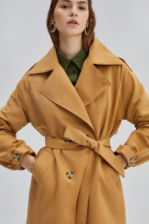 A model wears 33917 - Double Breasted Trenchcoat, wholesale undefined of Touche Prive to display at Lonca