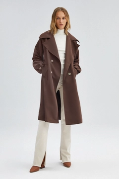 Ένα μοντέλο χονδρικής πώλησης ρούχων φοράει 33918 - Double Breasted Trenchcoat, τούρκικο Καπαρντίνα χονδρικής πώλησης από Touche Prive