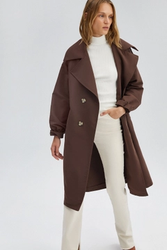 Ένα μοντέλο χονδρικής πώλησης ρούχων φοράει 33918 - Double Breasted Trenchcoat, τούρκικο Καπαρντίνα χονδρικής πώλησης από Touche Prive
