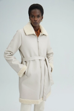 Una modella di abbigliamento all'ingrosso indossa 33922 - Leather Coat With Furry, vendita all'ingrosso turca di Giacca di Touche Prive