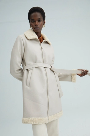 A model wears 33922 - Leather Coat With Furry, wholesale undefined of Touche Prive to display at Lonca