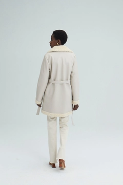 Ein Bekleidungsmodell aus dem Großhandel trägt 33922 - Leather Coat With Furry, türkischer Großhandel Jacke von Touche Prive